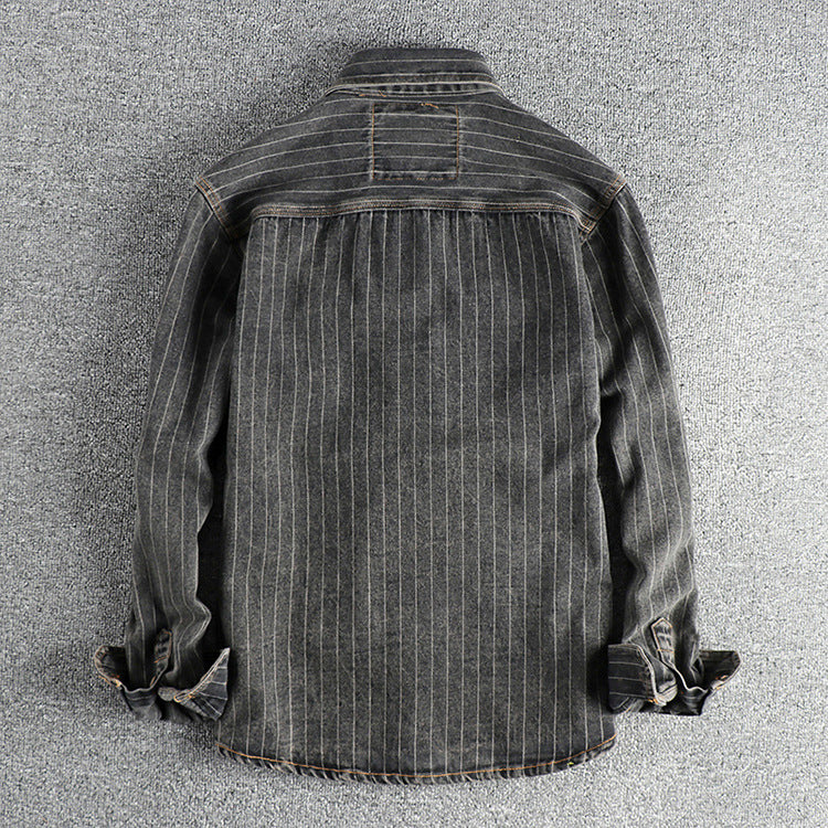 Herrskjorta i brittisk retrostil med svarta, grårandiga jeans