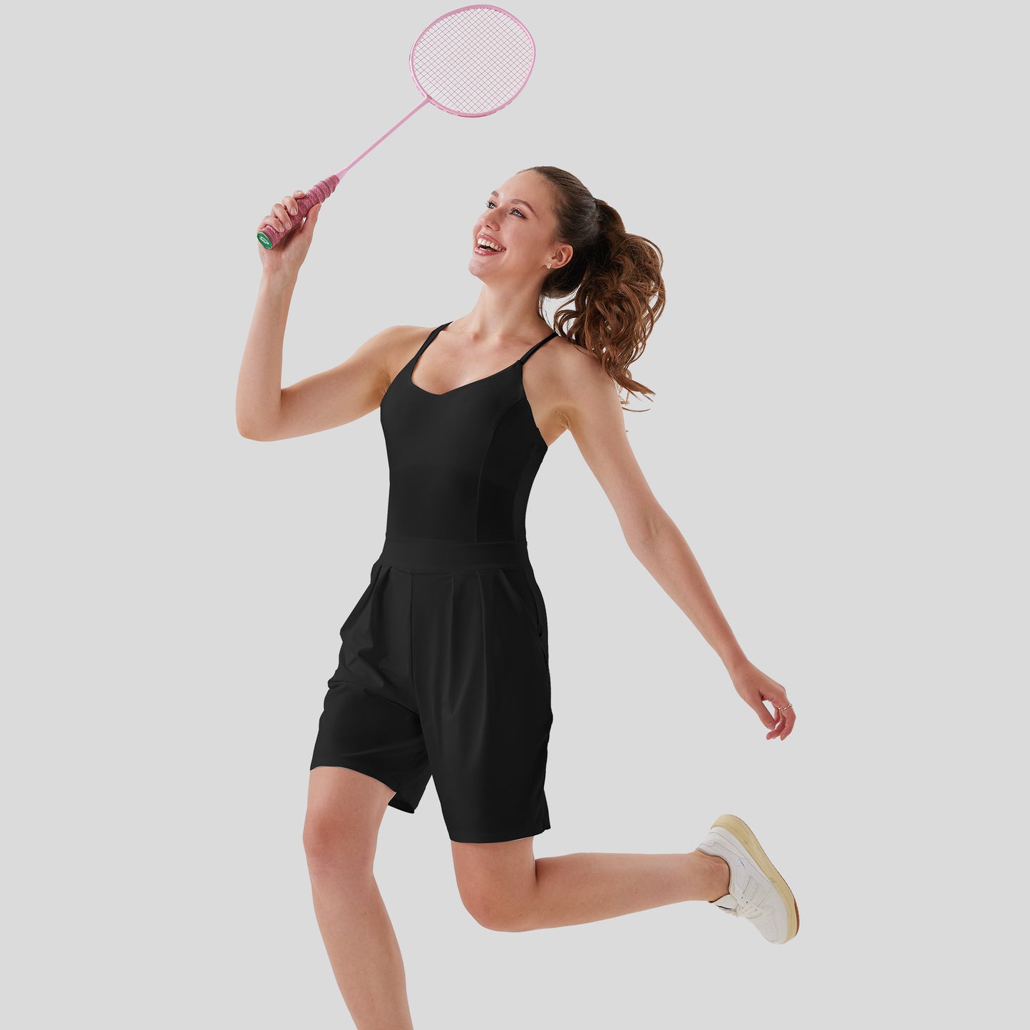 Eendelig ontwerp met stijlvolle tailleplooien en een speelse korte snit