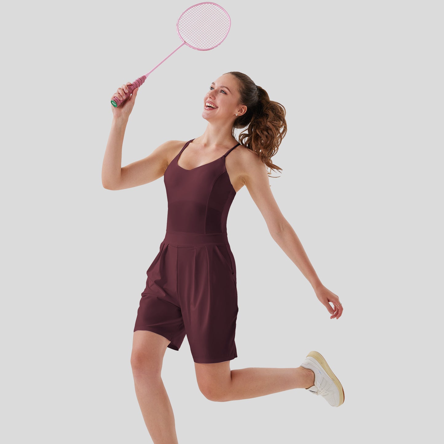 Eendelig ontwerp met stijlvolle tailleplooien en een speelse korte snit