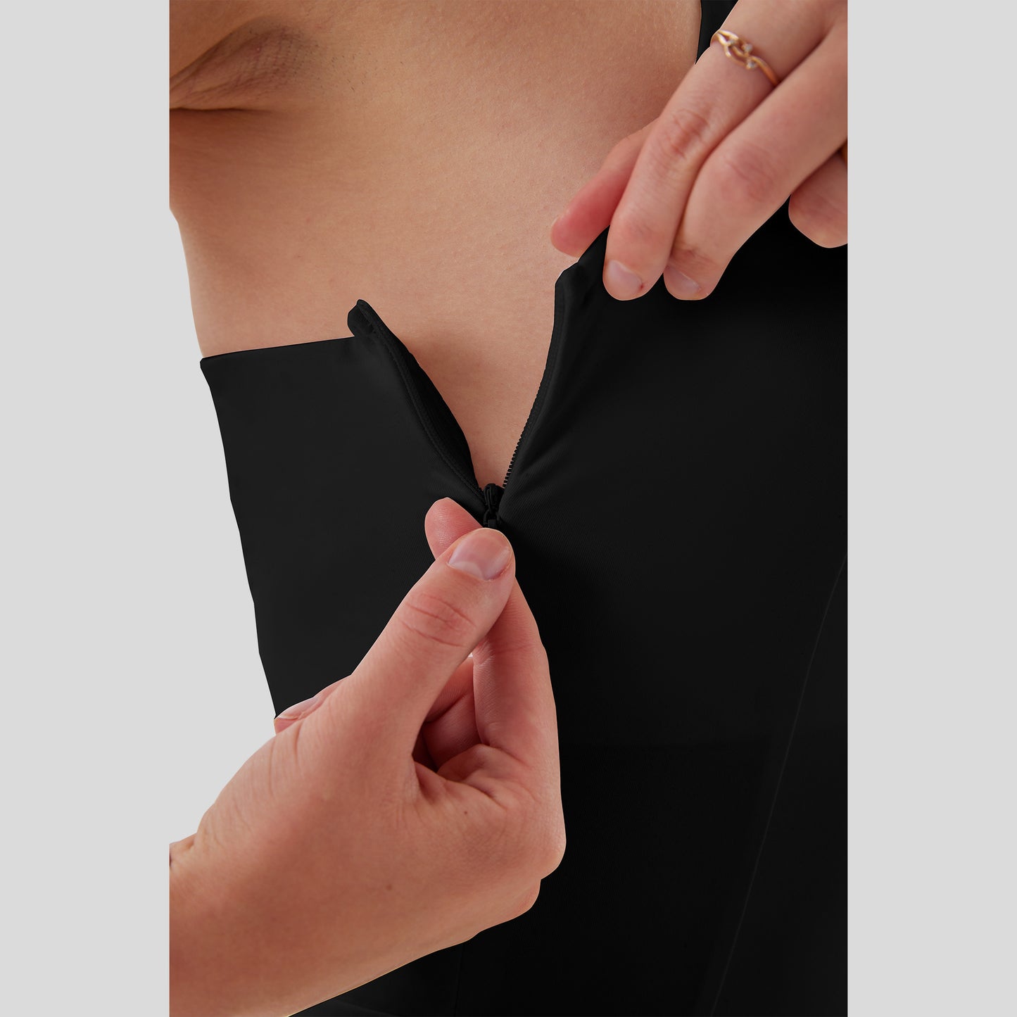 Eendelig ontwerp met stijlvolle tailleplooien en een speelse korte snit