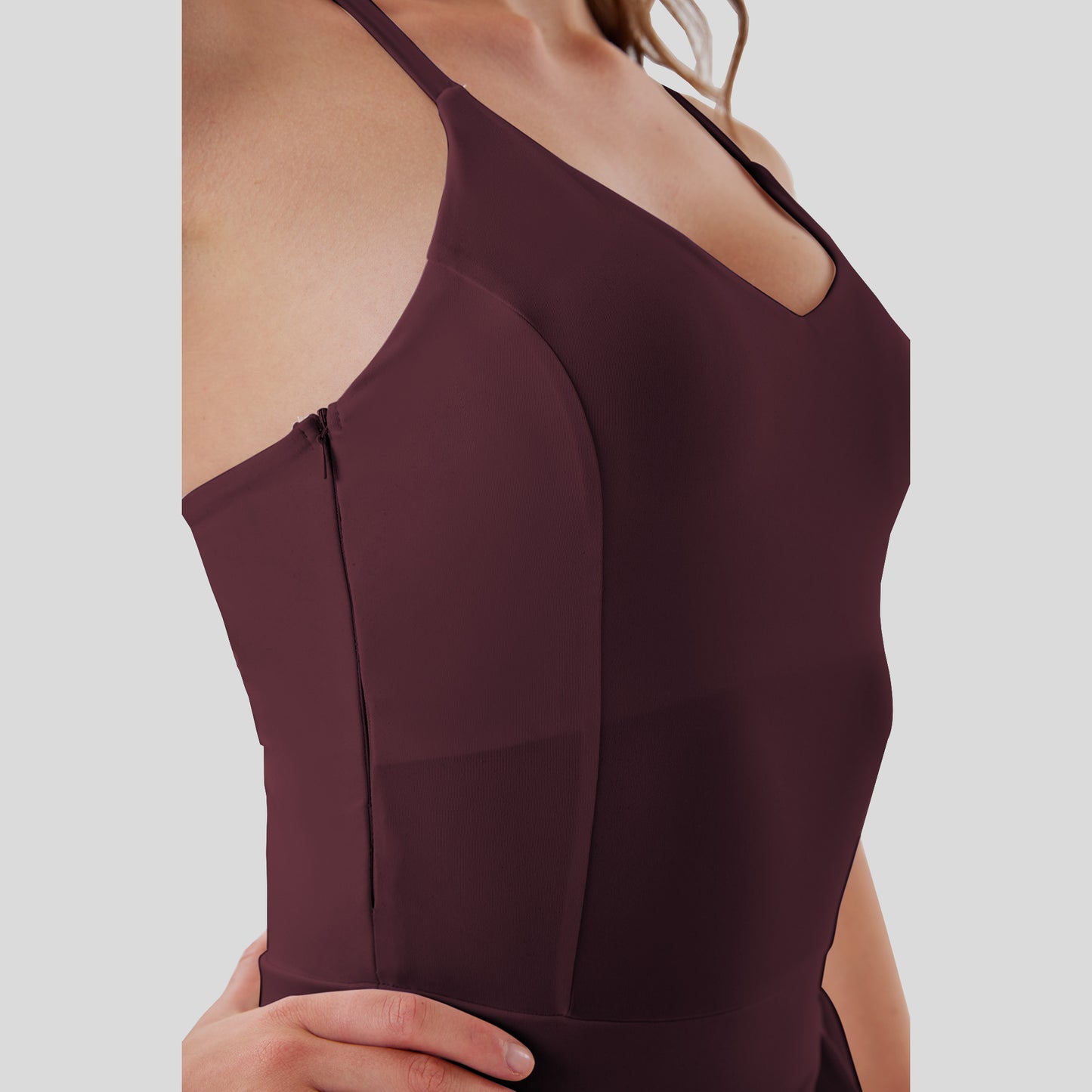 Eendelig ontwerp met stijlvolle tailleplooien en een speelse korte snit