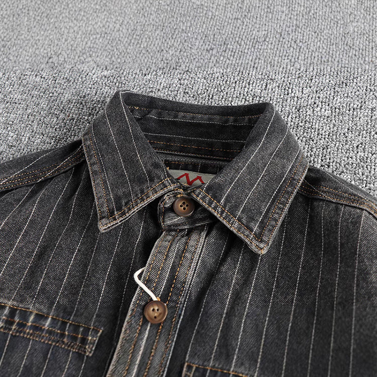 Herrskjorta i brittisk retrostil med svarta, grårandiga jeans