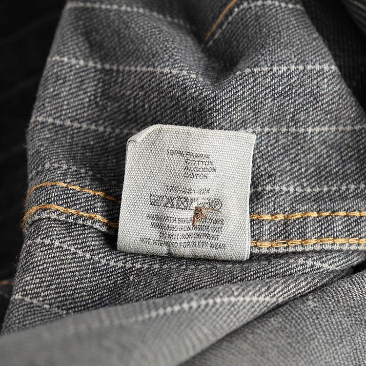 Herrskjorta i brittisk retrostil med svarta, grårandiga jeans