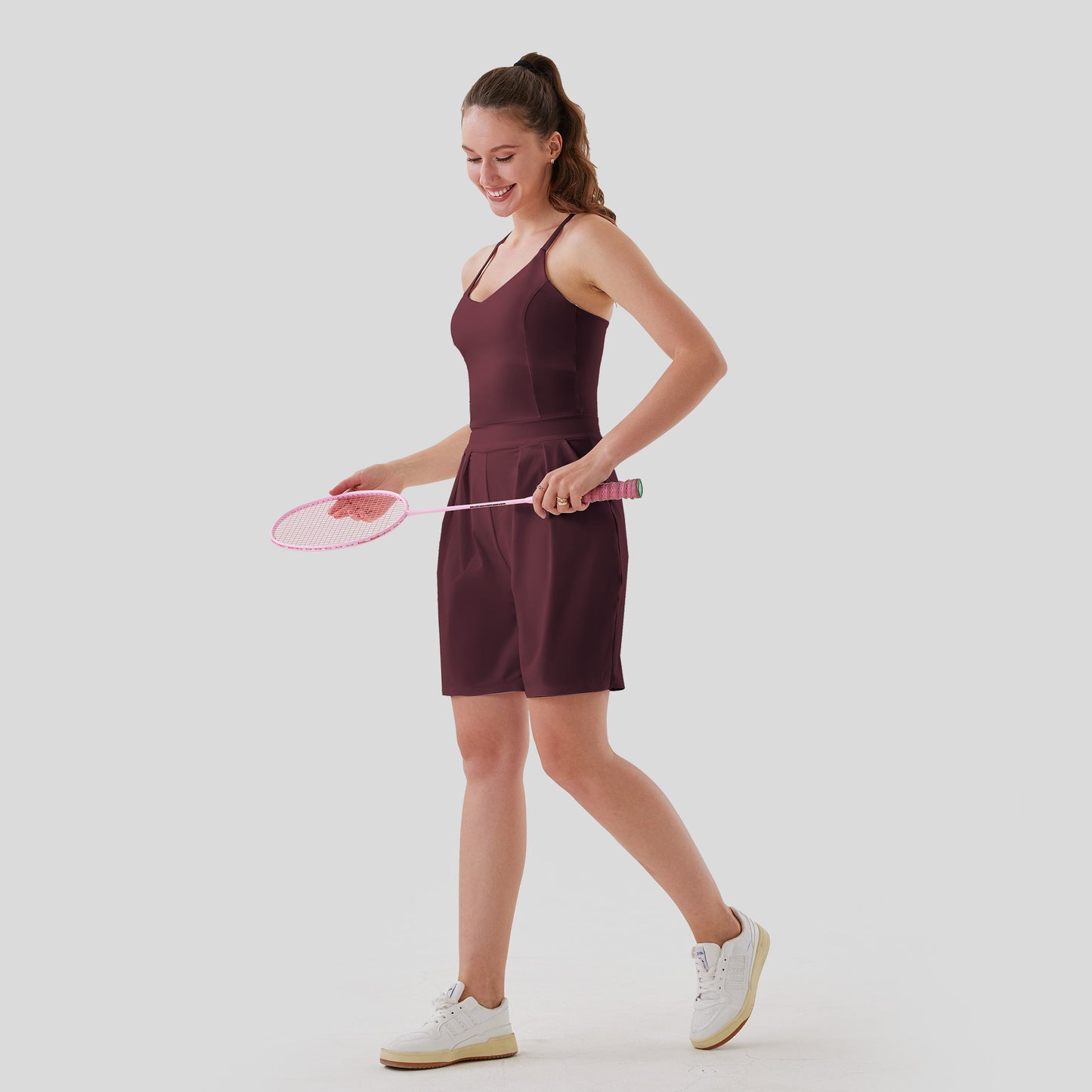 Eendelig ontwerp met stijlvolle tailleplooien en een speelse korte snit