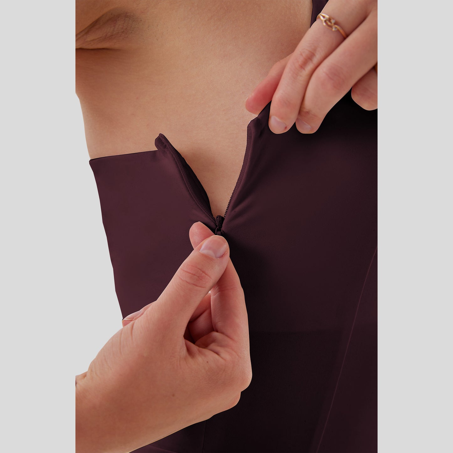 Eendelig ontwerp met stijlvolle tailleplooien en een speelse korte snit